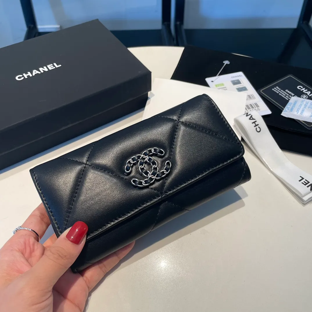 💰520😊 Upgraded version💋🆕 Ohanel new color🆕The latest mid-size snap card holder is also a wallet, the cabinet design is very special, and there are pockets on the back💞The texture of goatskin is unparalleled 😼The main 19 series this season is a big rhombus with a strong retro style👝 Are there any people who want to buy every color?🧸 The logo is eye-catching and unique, the goatskin has a light luster, and the temperament instantly ups and downs❣The fashionable style and style are also jointly created by Karl and Viard. The first series launched by the new artistic director will be a key recommendation of the brand from this year to next year, conveying the essence of the brand, with a full set of packaging 0954 🍃size: 16.5*9cm