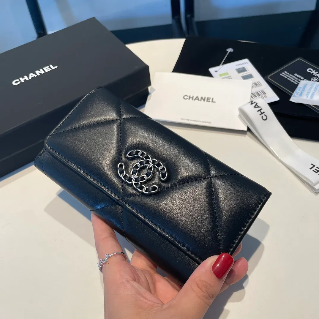 💰520😊 Upgraded version💋🆕 Ohanel new color🆕The latest mid-size snap card holder is also a wallet, the cabinet design is very special, and there are pockets on the back💞The texture of goatskin is unparalleled 😼The main 19 series this season is a big rhombus with a strong retro style👝 Are there any people who want to buy every color?🧸 The logo is eye-catching and unique, the goatskin has a light luster, and the temperament instantly ups and downs❣The fashionable style and style are also jointly created by Karl and Viard. The first series launched by the new artistic director will be a key recommendation of the brand from this year to next year, conveying the essence of the brand, with a full set of packaging 0954 🍃size: 16.5*9cm