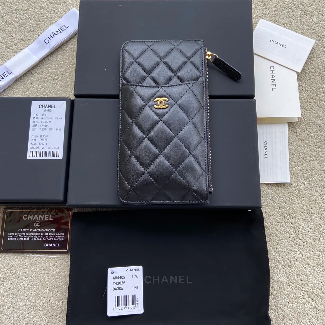 Xiaoxiang imported Italian lambskin Item number: A84402 Price: 400 Size: w19.5×h10×d3 Color: black sheepskin gold steel mark Can be used to hold mobile phone card holder and change