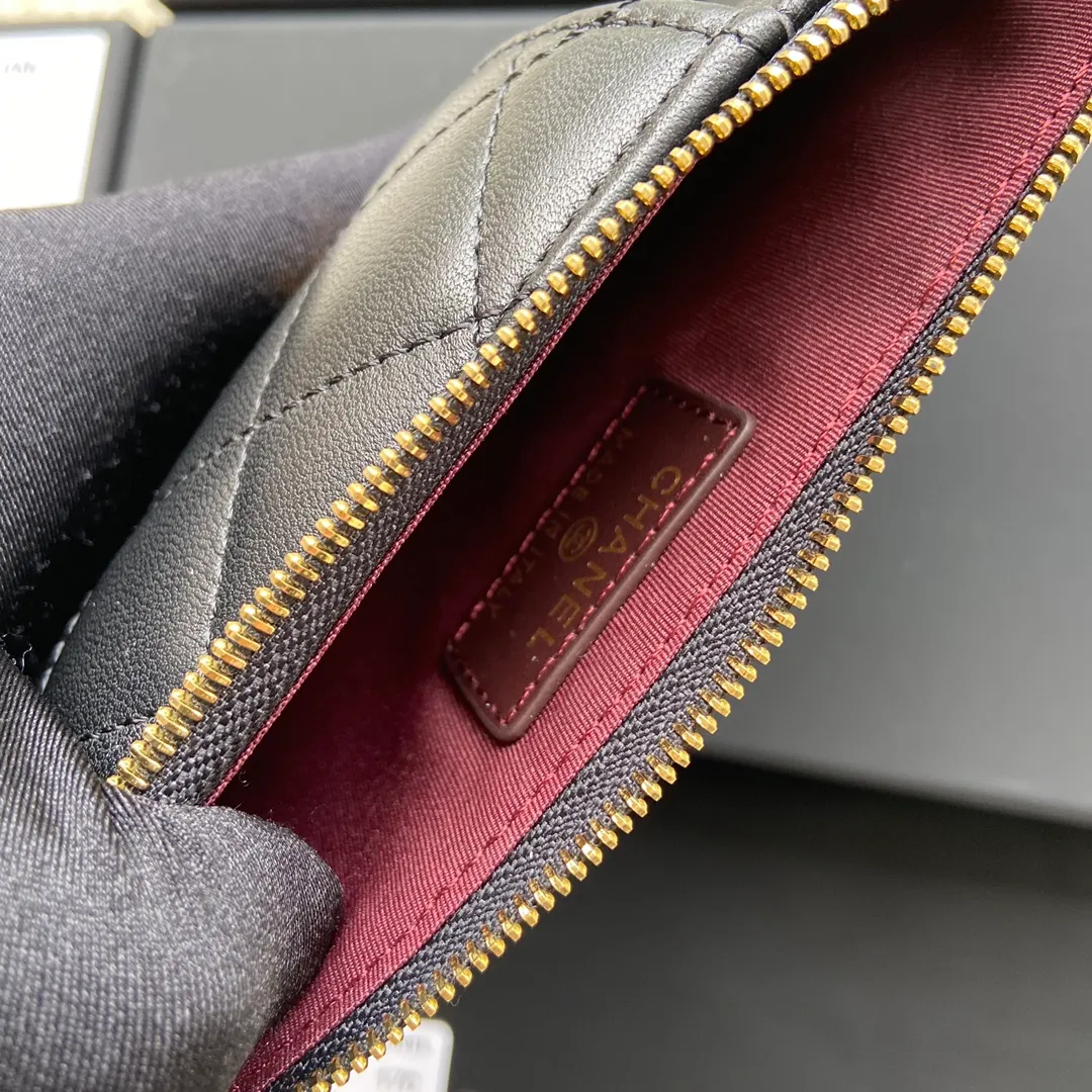 Xiaoxiang imported Italian lambskin Item number: A84402 Price: 400 Size: w19.5×h10×d3 Color: black sheepskin gold steel mark Can be used to hold mobile phone card holder and change