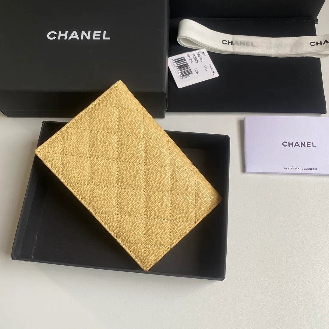 280💰 CHANEL Classic Passport Holder❤️Good news for friends who are traveling! This passport holder is made of imported first-layer grain embossed cowhide, with a burgundy first-layer trim finish on the inside! 4⃣️Card slots...very convenient and practical. Model No. 80385. Size 14.5×10.5×2cm