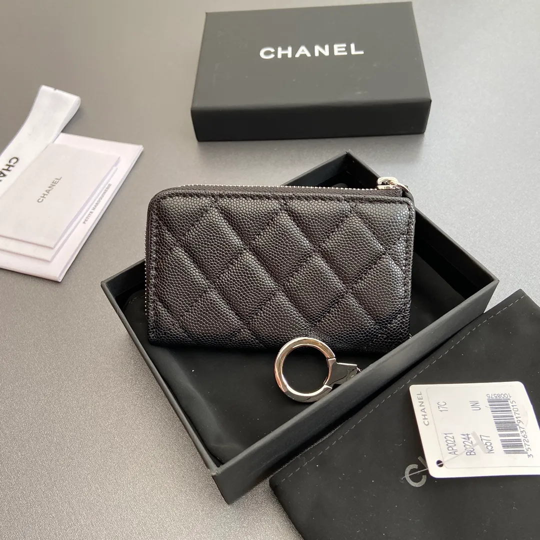 [Special grade hardware original leather] 💰320 Xiaoxiang small zipper bag card holder series Hook chain quilted card holder with iconic metal logo Silver tone metal hardware, special Italian imported leather 1 card slot wallet bag, 1 hook chain Number: 0221 Black fine ball silver Size: w11.5×h7.5×1.5cm
