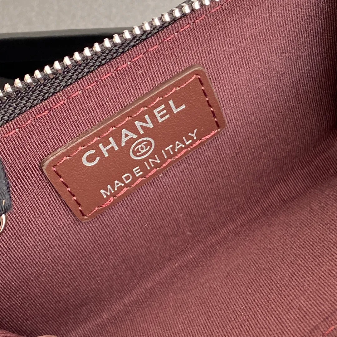 [Special grade hardware original leather] 💰320 Xiaoxiang small zipper bag card holder series Hook chain quilted card holder with iconic metal logo Silver tone metal hardware, special Italian imported leather 1 card slot wallet bag, 1 hook chain Number: 0221 Black fine ball silver Size: w11.5×h7.5×1.5cm