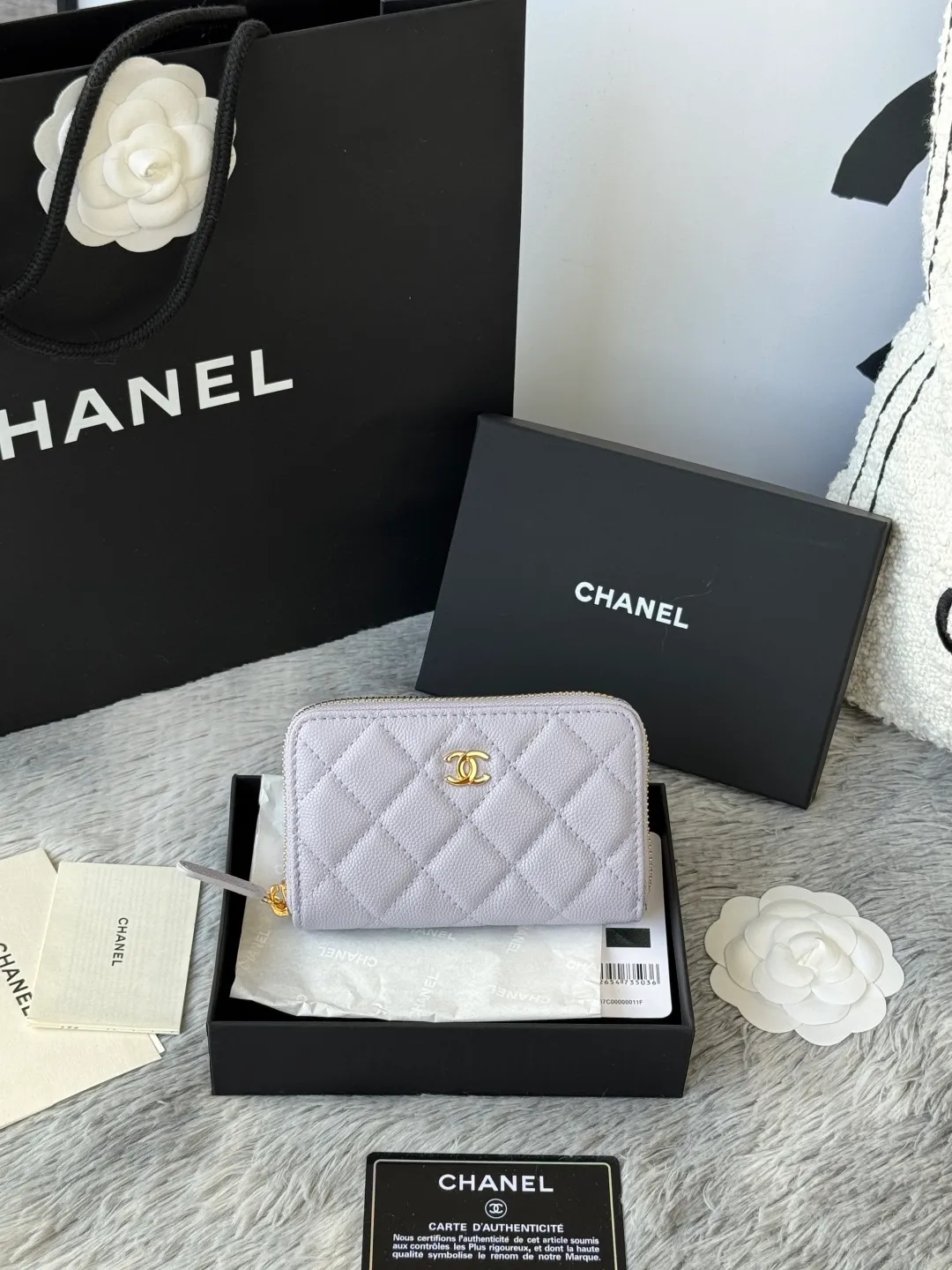Medium size 💰360💰 finally arrived, chanel 25c oversized zipper bag with zipper inside. First place to eat melon. Large black gold cow coin purse with inner zipper. Made of caviar cowhide. Ginza sa is great. Enthusiastic and patient. I picked up a bunch of black gold card holders. There are several popular coin purses. I went for the L-shaped zipper coin purse. I tried it on the spot. My nails are a little difficult to insert cards. The 25c model is enlarged and looks great. The upgraded version is very practical. Buy it quickly! chanel25c chanel coin purse chanel card holder card holder recommended zipper coin purse chanel number: 3686 (0112) 25c size: 12*5cmx8cmx2cm