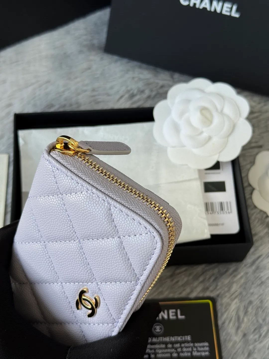 Medium size 💰360💰 finally arrived, chanel 25c oversized zipper bag with zipper inside. First place to eat melon. Large black gold cow coin purse with inner zipper. Made of caviar cowhide. Ginza sa is great. Enthusiastic and patient. I picked up a bunch of black gold card holders. There are several popular coin purses. I went for the L-shaped zipper coin purse. I tried it on the spot. My nails are a little difficult to insert cards. The 25c model is enlarged and looks great. The upgraded version is very practical. Buy it quickly! chanel25c chanel coin purse chanel card holder card holder recommended zipper coin purse chanel number: 3686 (0112) 25c size: 12*5cmx8cmx2cm