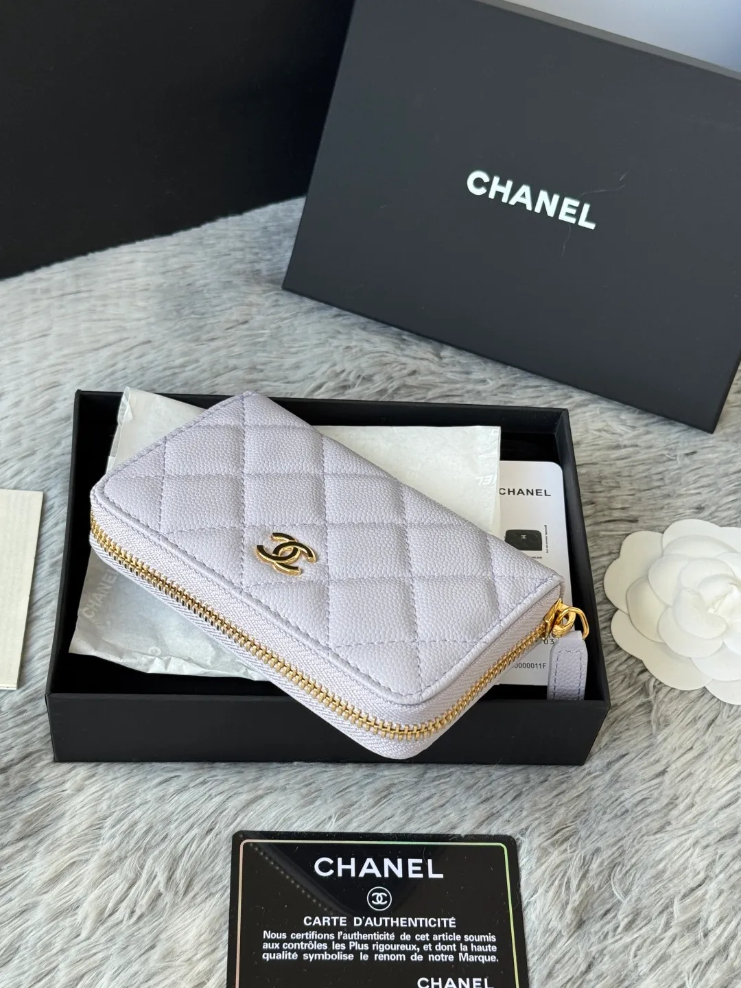 Medium size 💰360💰 finally arrived, chanel 25c oversized zipper bag with zipper inside. First place to eat melon. Large black gold cow coin purse with inner zipper. Made of caviar cowhide. Ginza sa is great. Enthusiastic and patient. I picked up a bunch of black gold card holders. There are several popular coin purses. I went for the L-shaped zipper coin purse. I tried it on the spot. My nails are a little difficult to insert cards. The 25c model is enlarged and looks great. The upgraded version is very practical. Buy it quickly! chanel25c chanel coin purse chanel card holder card holder recommended zipper coin purse chanel number: 3686 (0112) 25c size: 12*5cmx8cmx2cm