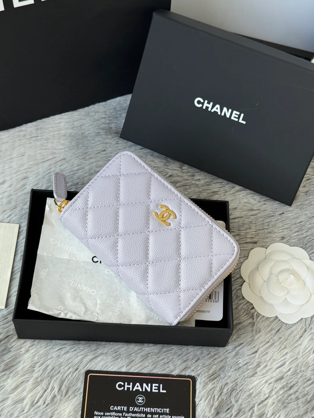 Medium size 💰360💰 finally arrived, chanel 25c oversized zipper bag with zipper inside. First place to eat melon. Large black gold cow coin purse with inner zipper. Made of caviar cowhide. Ginza sa is great. Enthusiastic and patient. I picked up a bunch of black gold card holders. There are several popular coin purses. I went for the L-shaped zipper coin purse. I tried it on the spot. My nails are a little difficult to insert cards. The 25c model is enlarged and looks great. The upgraded version is very practical. Buy it quickly! chanel25c chanel coin purse chanel card holder card holder recommended zipper coin purse chanel number: 3686 (0112) 25c size: 12*5cmx8cmx2cm
