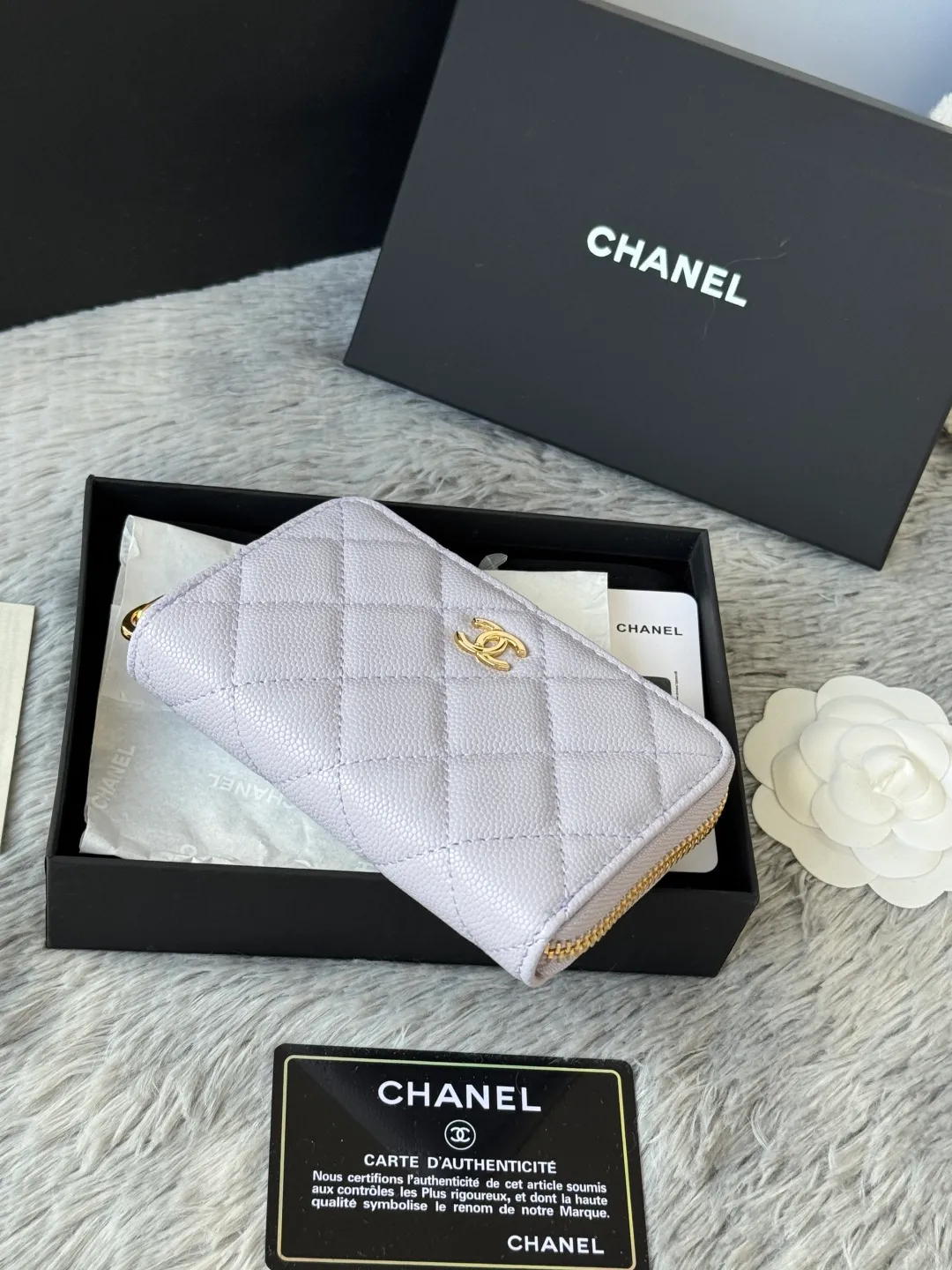 Medium size 💰360💰 finally arrived, chanel 25c oversized zipper bag with zipper inside. First place to eat melon. Large black gold cow coin purse with inner zipper. Made of caviar cowhide. Ginza sa is great. Enthusiastic and patient. I picked up a bunch of black gold card holders. There are several popular coin purses. I went for the L-shaped zipper coin purse. I tried it on the spot. My nails are a little difficult to insert cards. The 25c model is enlarged and looks great. The upgraded version is very practical. Buy it quickly! chanel25c chanel coin purse chanel card holder card holder recommended zipper coin purse chanel number: 3686 (0112) 25c size: 12*5cmx8cmx2cm