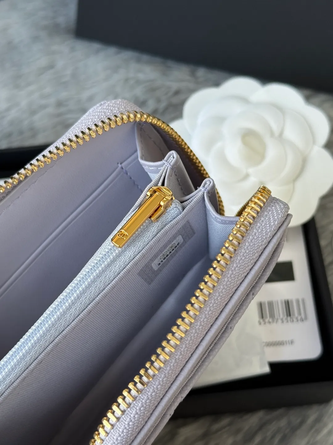 Medium size 💰360💰 finally arrived, chanel 25c oversized zipper bag with zipper inside. First place to eat melon. Large black gold cow coin purse with inner zipper. Made of caviar cowhide. Ginza sa is great. Enthusiastic and patient. I picked up a bunch of black gold card holders. There are several popular coin purses. I went for the L-shaped zipper coin purse. I tried it on the spot. My nails are a little difficult to insert cards. The 25c model is enlarged and looks great. The upgraded version is very practical. Buy it quickly! chanel25c chanel coin purse chanel card holder card holder recommended zipper coin purse chanel number: 3686 (0112) 25c size: 12*5cmx8cmx2cm