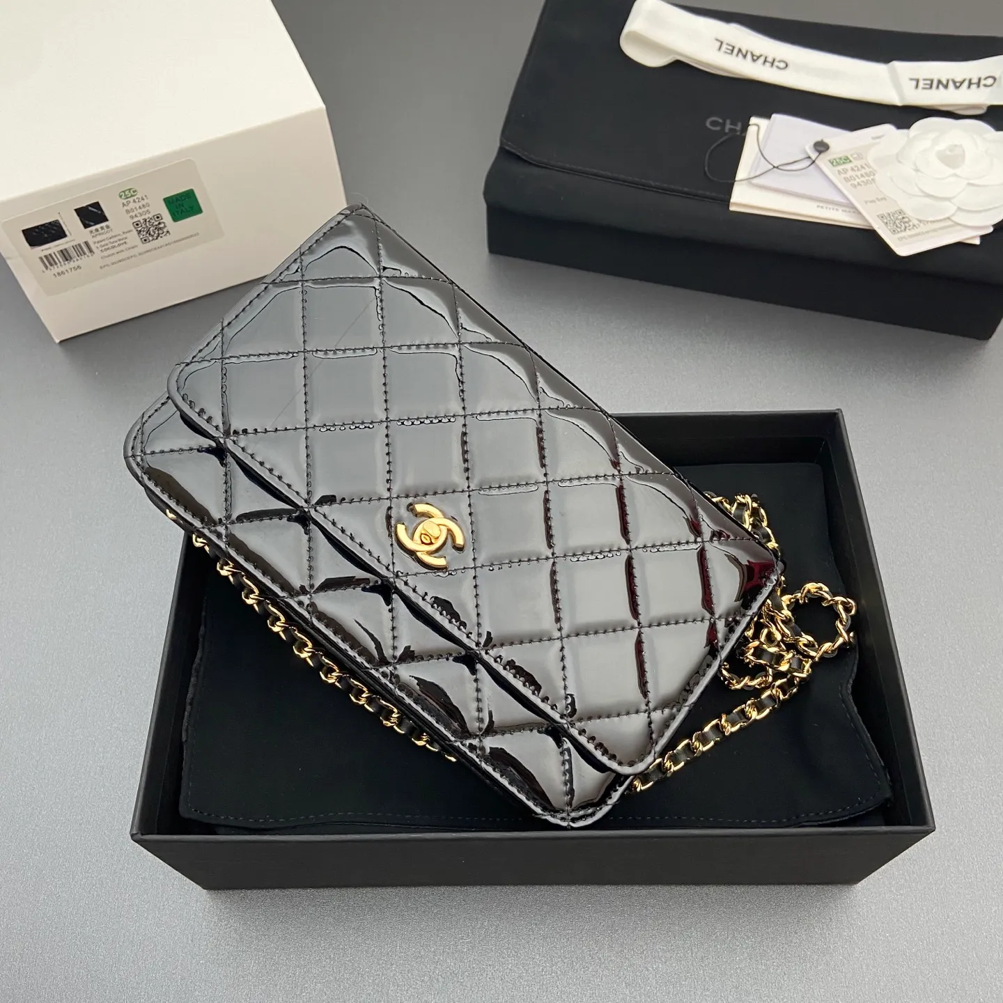 Xiaoxiang imported Italian caviar calfskin [upgraded version] Item number: A4241 Price: 700 Size: w20×h13×d3.5cm Color: smooth leather black leather golden steel mark