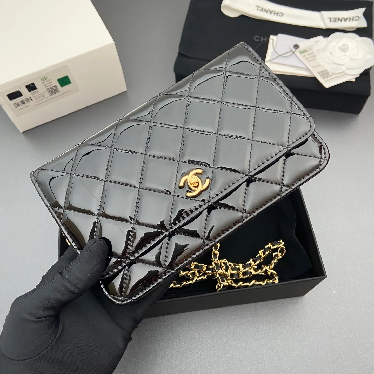 Xiaoxiang imported Italian caviar calfskin [upgraded version] Item number: A4241 Price: 700 Size: w20×h13×d3.5cm Color: smooth leather black leather golden steel mark