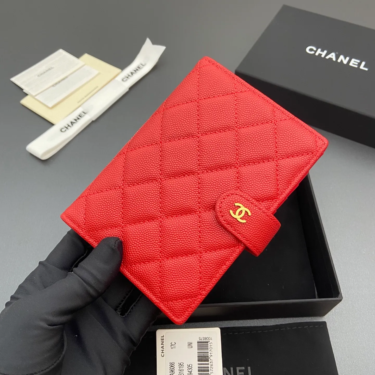 [Special grade hardware original leather] ¥440 Xiaoxiang Passport Holder Series Quilted with iconic metal logo Gold tone metal hardware, special Italian imported leather 4 card slots, 1 small zipper pocket. 1 banknote compartment, 1 passport holder card slot No.: 96066 Big red thin ball gold buckle Size: w10×h14×d2cm