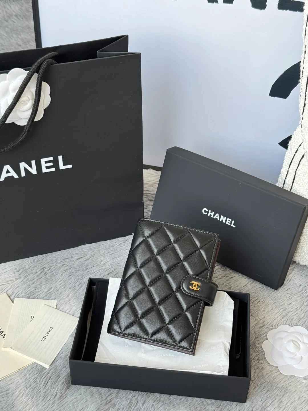 💰440💰4050 New product launched Passport wallet 2-in-1 passport holder that can hold cash, credit card and passport. CHANEL multifunctional passport holder, original quality, made of imported lambskin, color as shown in the picture, exclusive real shot, this design may also enter the classic series in the future. Style number: AP6392 Size: 15*10*3cm.