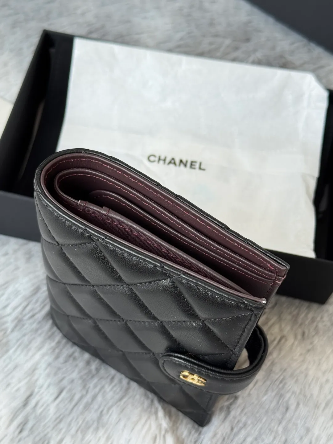 💰440💰4050 New product launched Passport wallet 2-in-1 passport holder that can hold cash, credit card and passport. CHANEL multifunctional passport holder, original quality, made of imported lambskin, color as shown in the picture, exclusive real shot, this design may also enter the classic series in the future. Style number: AP6392 Size: 15*10*3cm.