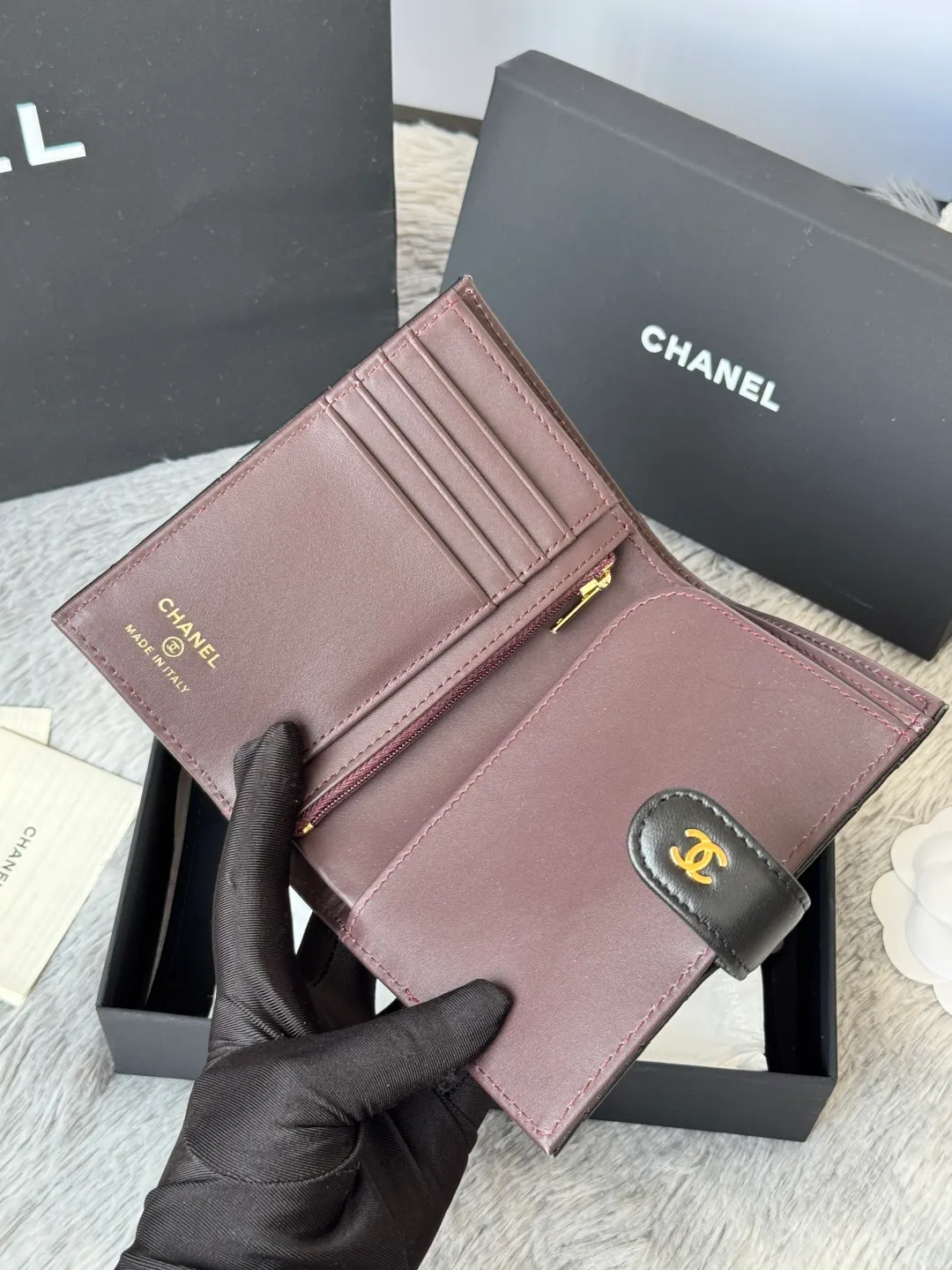 💰440💰4050 New product launched Passport wallet 2-in-1 passport holder that can hold cash, credit card and passport. CHANEL multifunctional passport holder, original quality, made of imported lambskin, color as shown in the picture, exclusive real shot, this design may also enter the classic series in the future. Style number: AP6392 Size: 15*10*3cm.