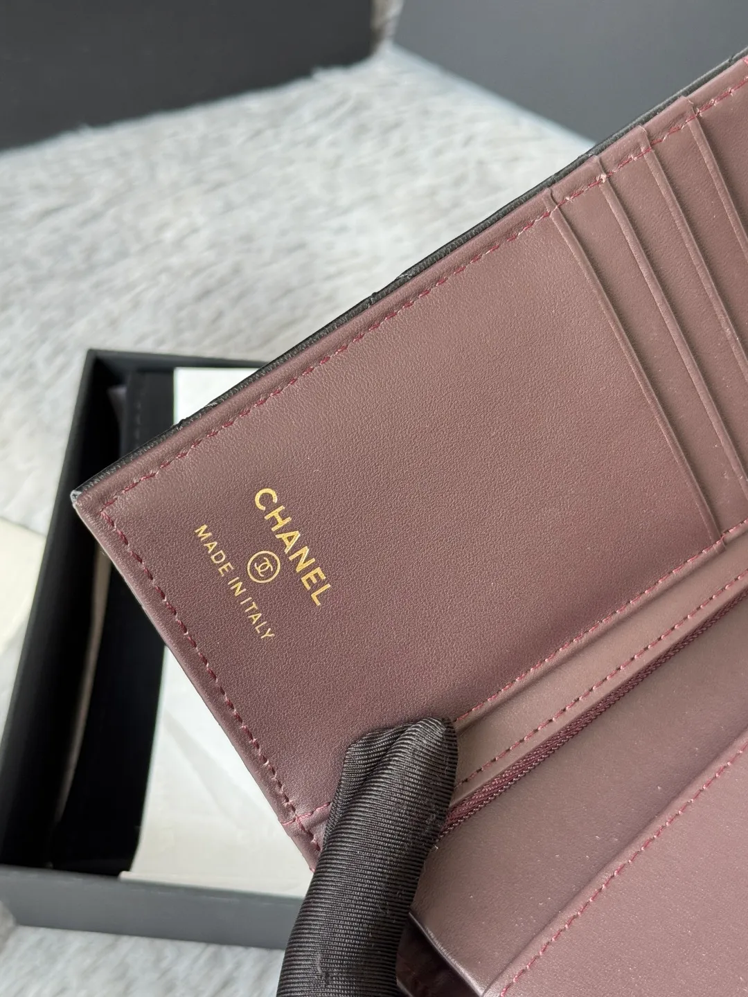 💰440💰4050 New product launched Passport wallet 2-in-1 passport holder that can hold cash, credit card and passport. CHANEL multifunctional passport holder, original quality, made of imported lambskin, color as shown in the picture, exclusive real shot, this design may also enter the classic series in the future. Style number: AP6392 Size: 15*10*3cm.