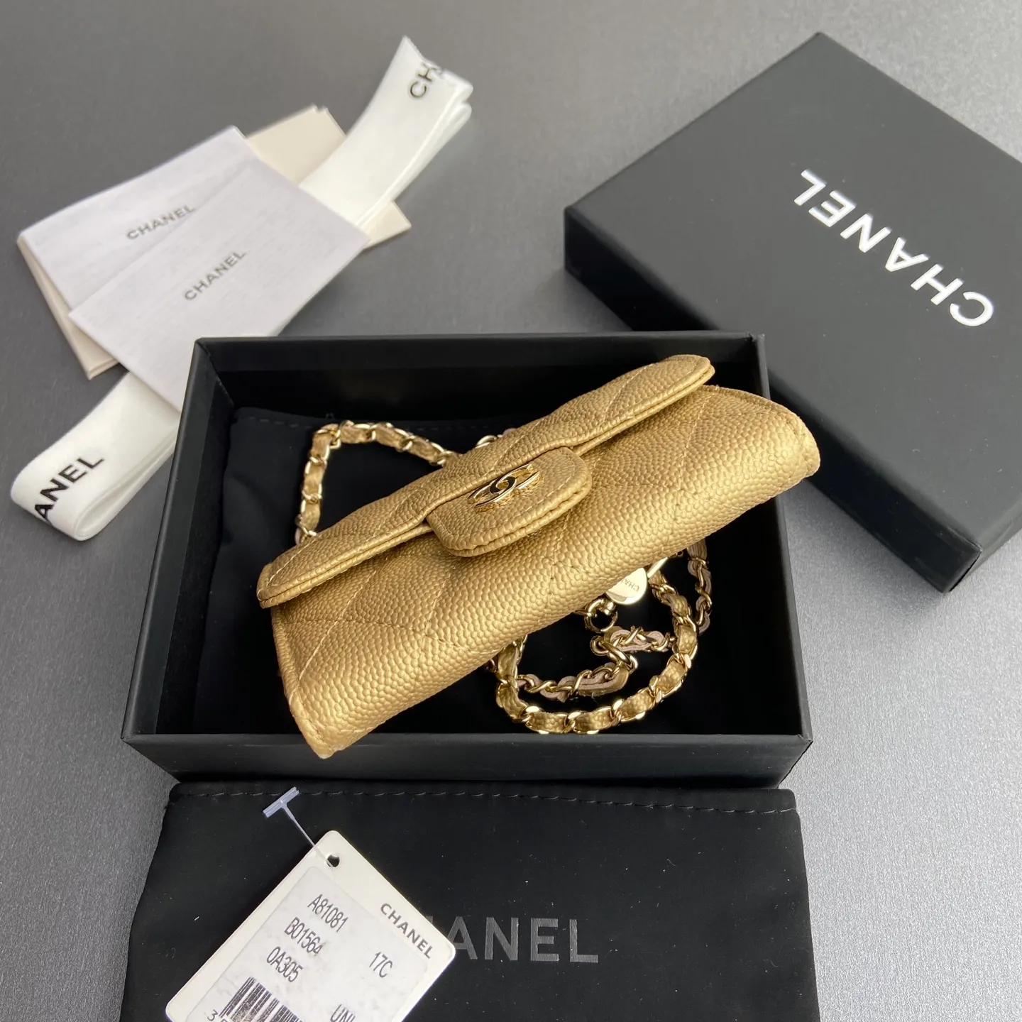 Xiaoxiang imported Italian grain cowhide Item number: A81081 (chain small card holder) Price: 420 Size: w11×h7cm Color: Golden fine ball pattern Golden steel mark hardware