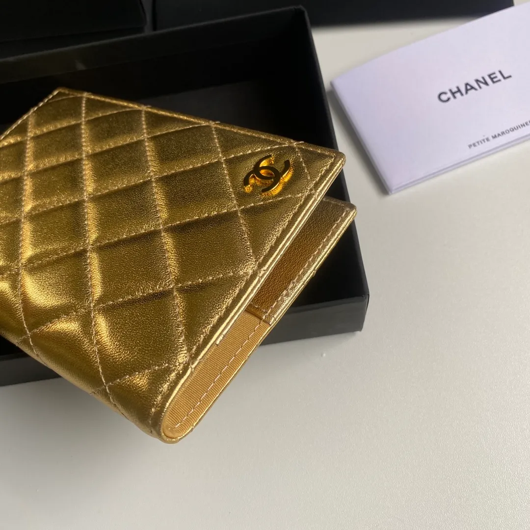 280💰 CHANEL Classic Passport Holder❤️Good news for friends who are traveling! This passport holder is made of imported first-layer grain embossed cowhide, with a burgundy first-layer trim finish on the inside! 4⃣️Card slots...very convenient and practical. Model No. 80385. Size 14.5×10.5×2cm