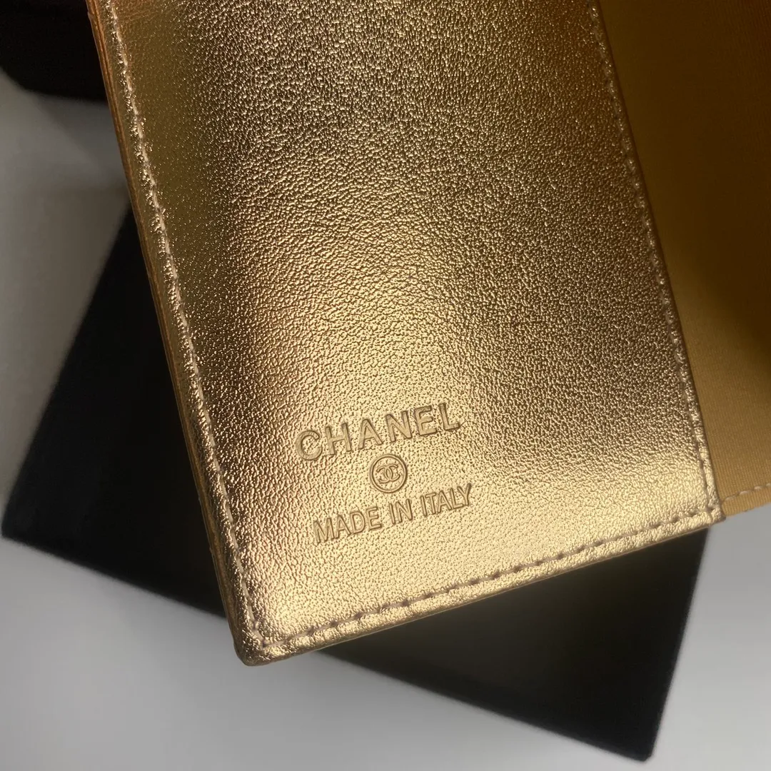 280💰 CHANEL Classic Passport Holder❤️Good news for friends who are traveling! This passport holder is made of imported first-layer grain embossed cowhide, with a burgundy first-layer trim finish on the inside! 4⃣️Card slots...very convenient and practical. Model No. 80385. Size 14.5×10.5×2cm