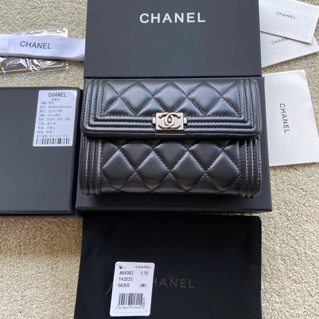 500💰Xiaoxiang imported Italian lambskin Item number: A84302 Size: w15×h10×d2.5 Color: black sheepskin with silver mark