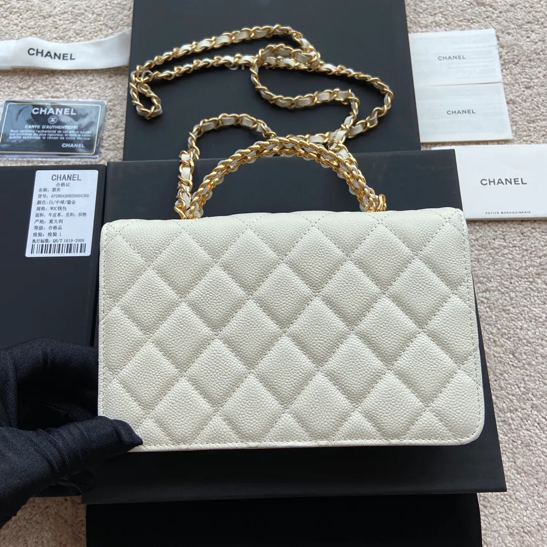 Xiaoxiang imported Italian grained calfskin Item number: AP5608 💰:920 Size: w20×h13×d3.5cm Color: white medium ball pattern golden steel mark
