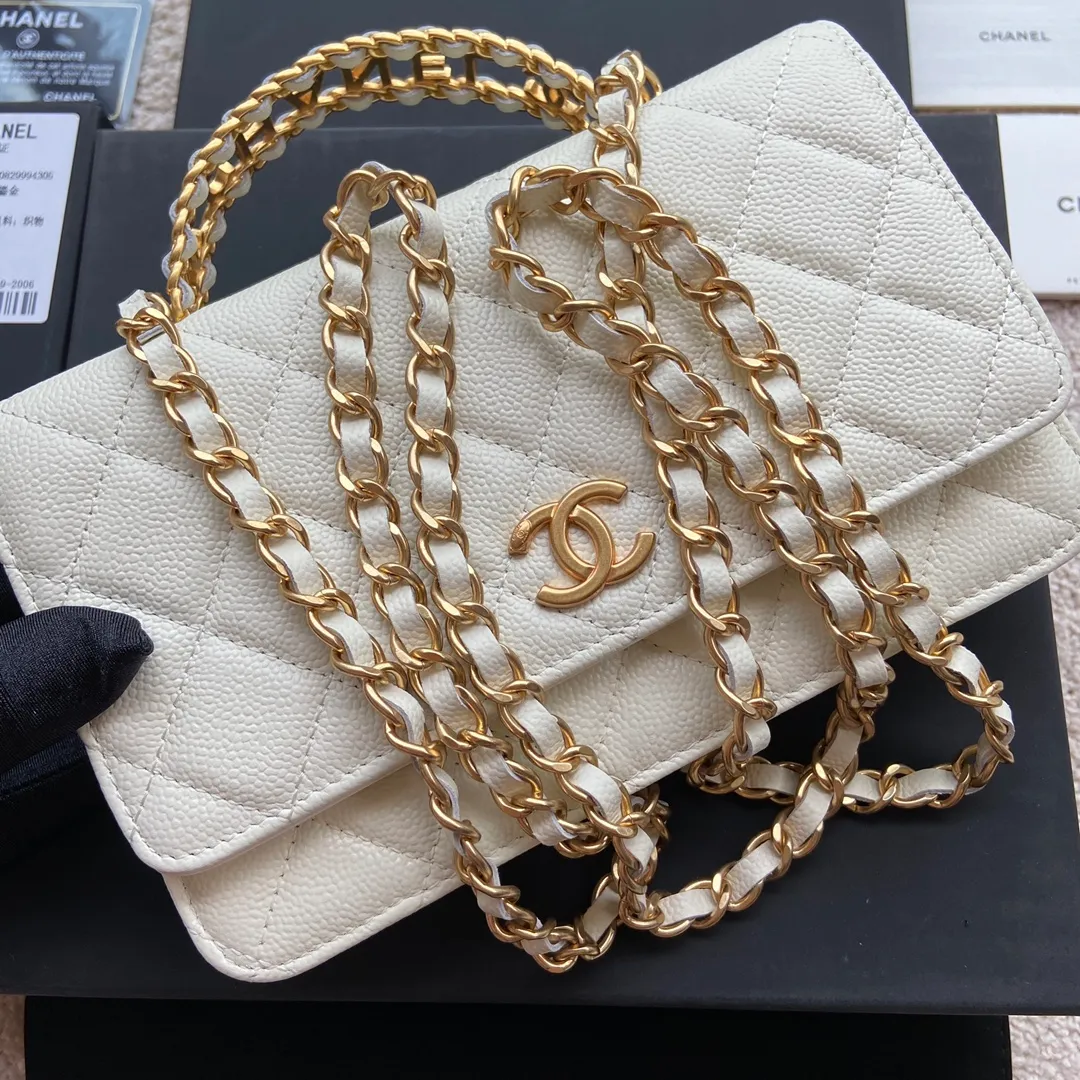 Xiaoxiang imported Italian grained calfskin Item number: AP5608 💰:920 Size: w20×h13×d3.5cm Color: white medium ball pattern golden steel mark