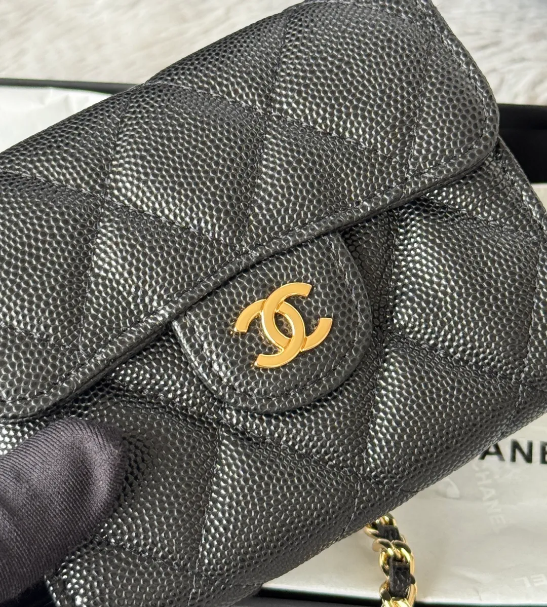 💰360💰Xiaoxiang chain bag, mini cute version. Can hold lipstick, credit card and some small change. Style number: A81082 Size: 8.5*12.5*2.5cm. Full set of packaging, box card, ribbon and cloth bag. Made of caviar cowhide, original quality. Exclusive photography🎬