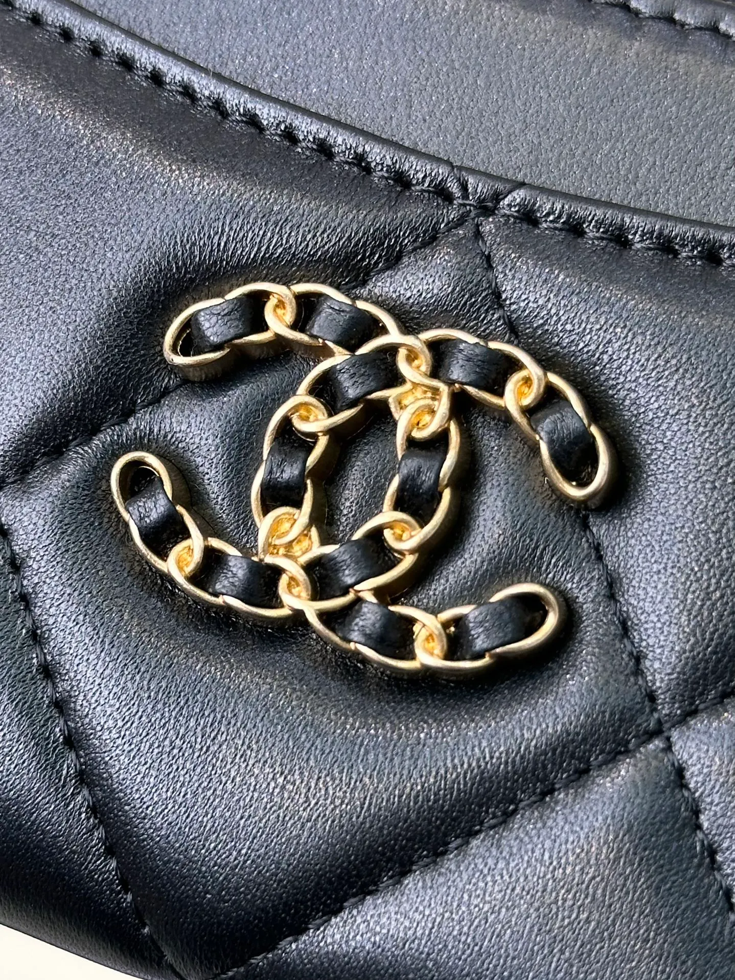 3176/3179 1️⃣The brand customer supplies Xiaoxiang double C.logo logo hardware to highlight the brand recognition. The classic logo logo bright hardware has a mellow color. The whole thing shows Xiaoxiang’s ultimate high-quality craftsmanship. This is hardware that requires the original factory’s unique electroplating process effect to make it. The whole thing is exquisite 2️⃣ The black color with red lining adds a sense of luxury. It is compact, practical and very attractive. Nowadays, I almost never take cash with me when I go out. I mostly use ID cards and bank cards. It’s great to put some loose money in the spare space! It won’t be as bulging as a wallet, and it won’t be bulky and take up space when put in a bag~