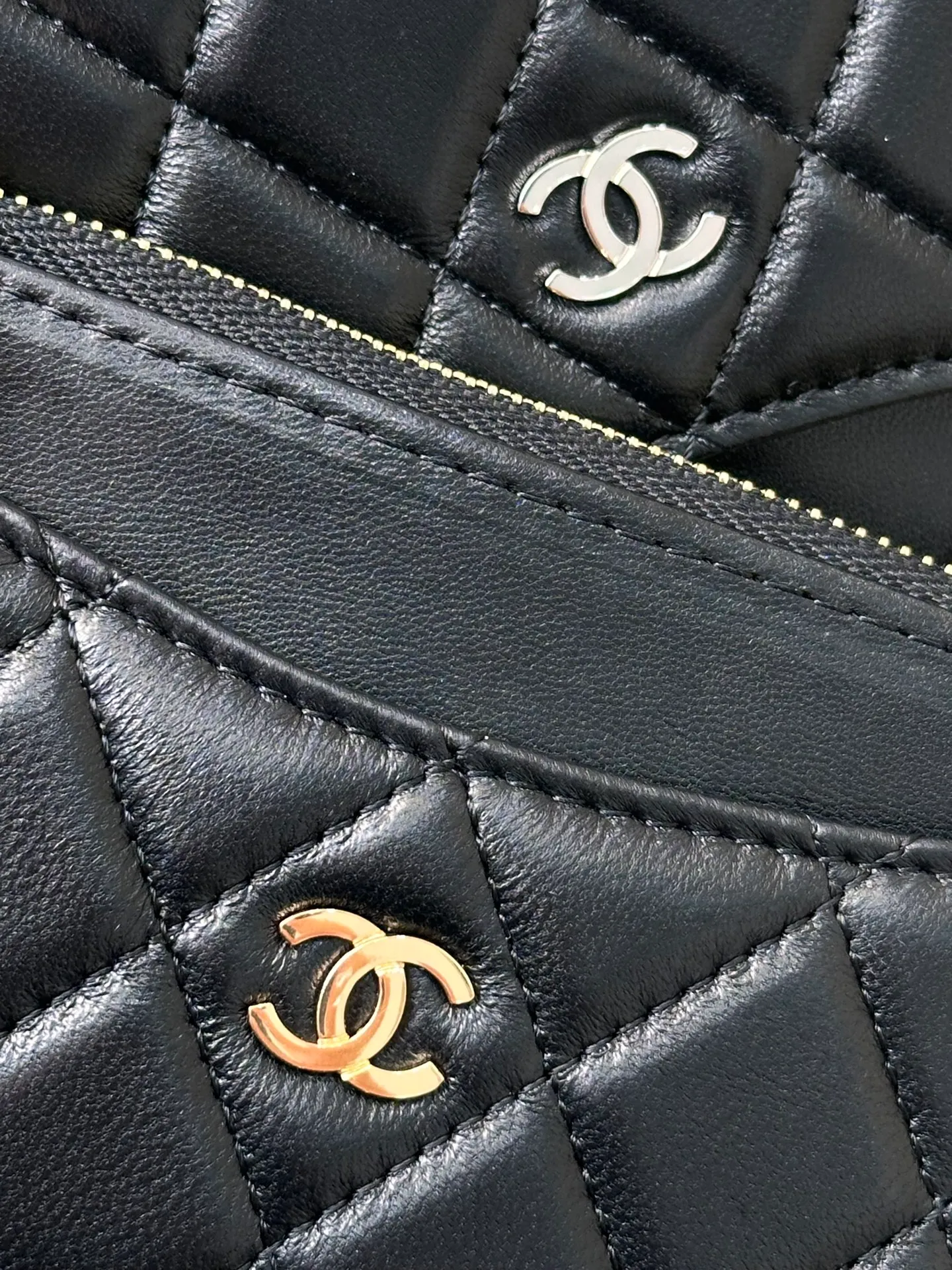 3176/3179 1️⃣The brand customer supplies Xiaoxiang double C.logo logo hardware to highlight the brand recognition. The classic logo logo bright hardware has a mellow color. The whole thing shows Xiaoxiang’s ultimate high-quality craftsmanship. This is hardware that requires the original factory’s unique electroplating process effect to make it. The whole thing is exquisite 2️⃣ The black color with red lining adds a sense of luxury. It is compact, practical and very attractive. Nowadays, I almost never take cash with me when I go out. I mostly use ID cards and bank cards. It’s great to put some loose money in the spare space! It won’t be as bulging as a wallet, and it won’t be bulky and take up space when put in a bag~