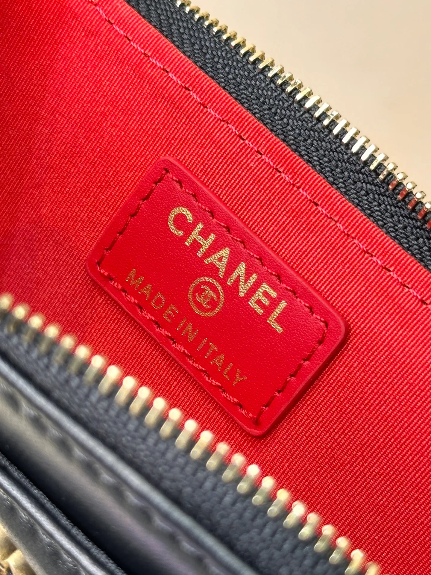3176/3179 1️⃣The brand customer supplies Xiaoxiang double C.logo logo hardware to highlight the brand recognition. The classic logo logo bright hardware has a mellow color. The whole thing shows Xiaoxiang’s ultimate high-quality craftsmanship. This is hardware that requires the original factory’s unique electroplating process effect to make it. The whole thing is exquisite 2️⃣ The black color with red lining adds a sense of luxury. It is compact, practical and very attractive. Nowadays, I almost never take cash with me when I go out. I mostly use ID cards and bank cards. It’s great to put some loose money in the spare space! It won’t be as bulging as a wallet, and it won’t be bulky and take up space when put in a bag~