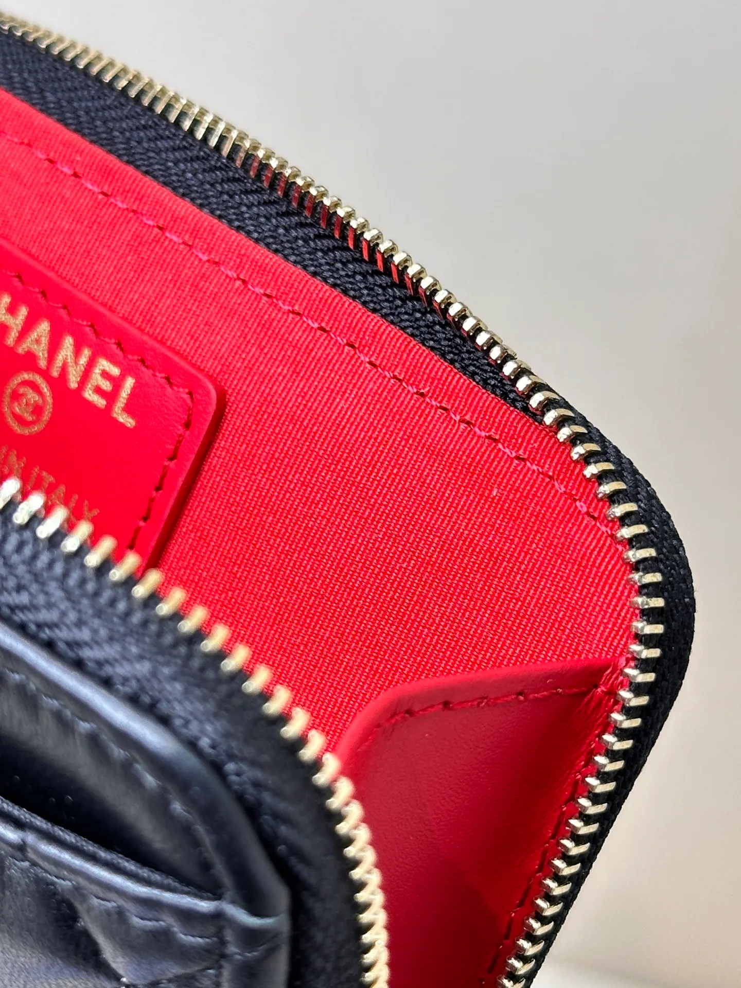 3176/3179 1️⃣The brand customer supplies Xiaoxiang double C.logo logo hardware to highlight the brand recognition. The classic logo logo bright hardware has a mellow color. The whole thing shows Xiaoxiang’s ultimate high-quality craftsmanship. This is hardware that requires the original factory’s unique electroplating process effect to make it. The whole thing is exquisite 2️⃣ The black color with red lining adds a sense of luxury. It is compact, practical and very attractive. Nowadays, I almost never take cash with me when I go out. I mostly use ID cards and bank cards. It’s great to put some loose money in the spare space! It won’t be as bulging as a wallet, and it won’t be bulky and take up space when put in a bag~