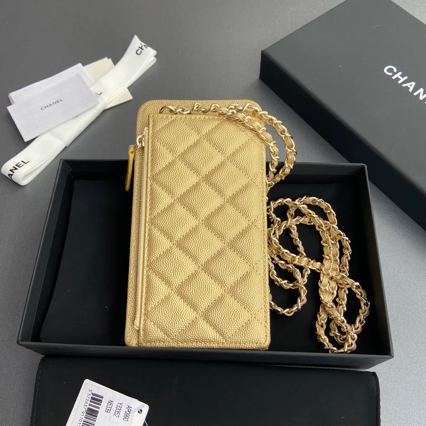 Xiaoxiang imported Italian grained cowhide Item number: AP1980 Price: 540 Color: Gold fine ball pattern gold buckle Size: w18.5×h9×d3cm