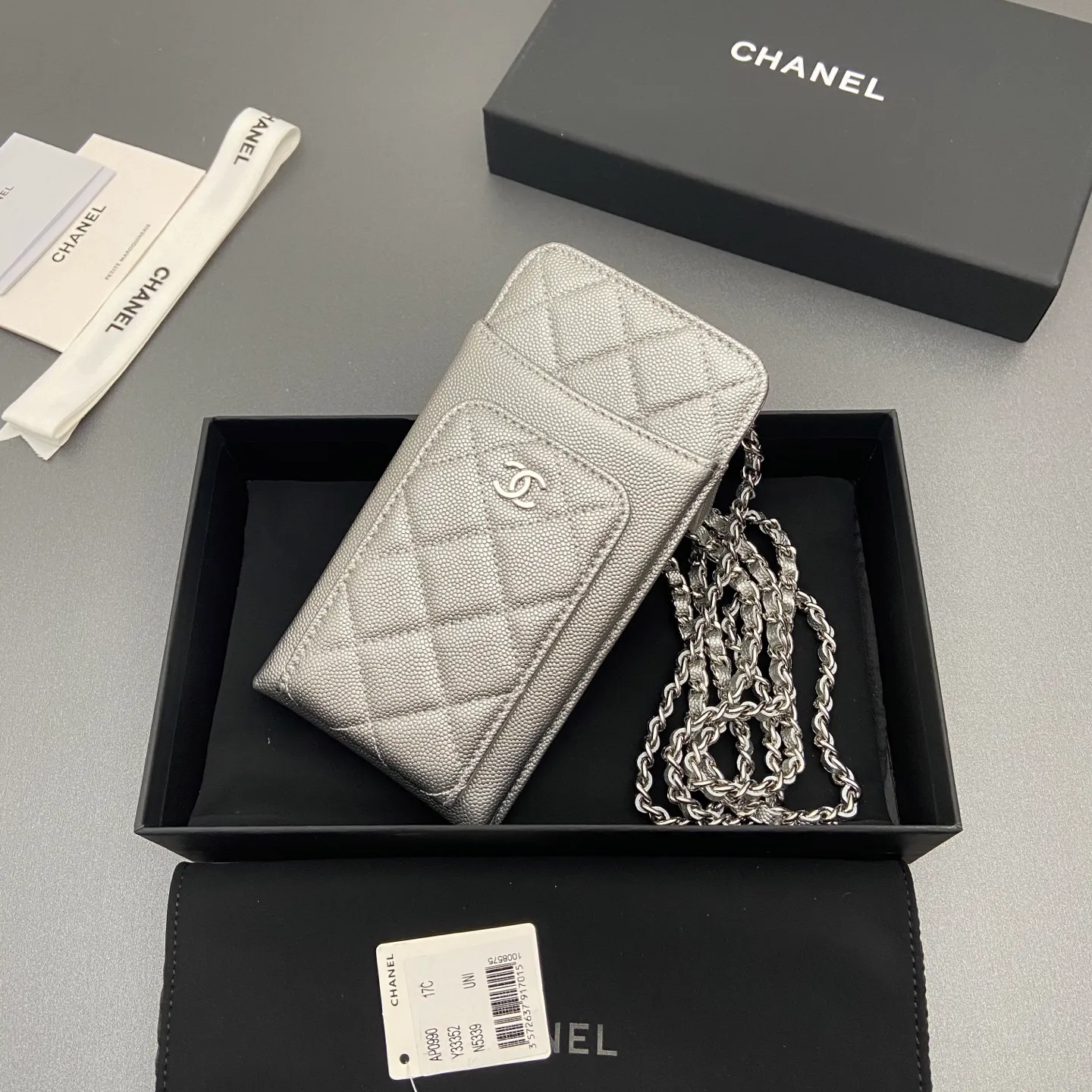 Xiaoxiang imported Italian grain cowhide Item number: A0990 Price: 540 Color: silver fine ball pattern silver buckle Size: w18.5×h9×d3cm