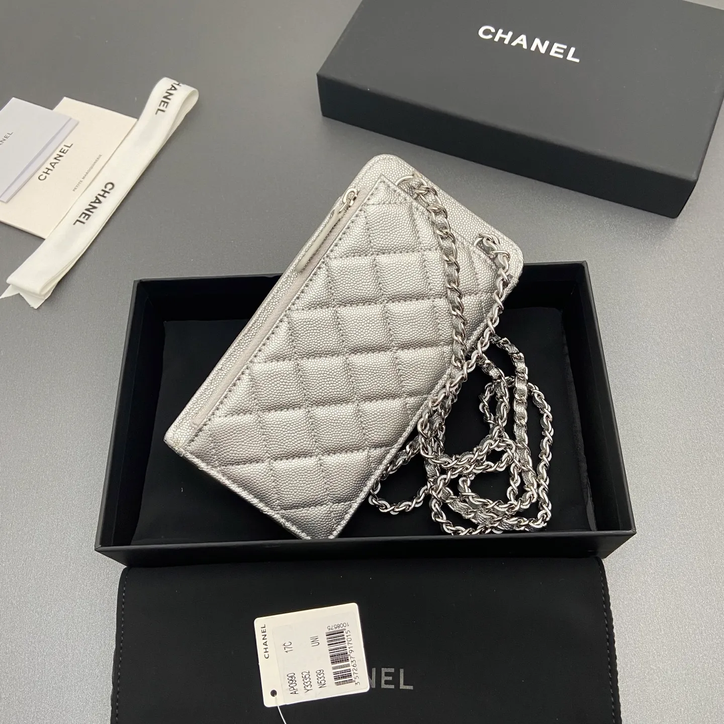 Xiaoxiang imported Italian grain cowhide Item number: A0990 Price: 540 Color: silver fine ball pattern silver buckle Size: w18.5×h9×d3cm