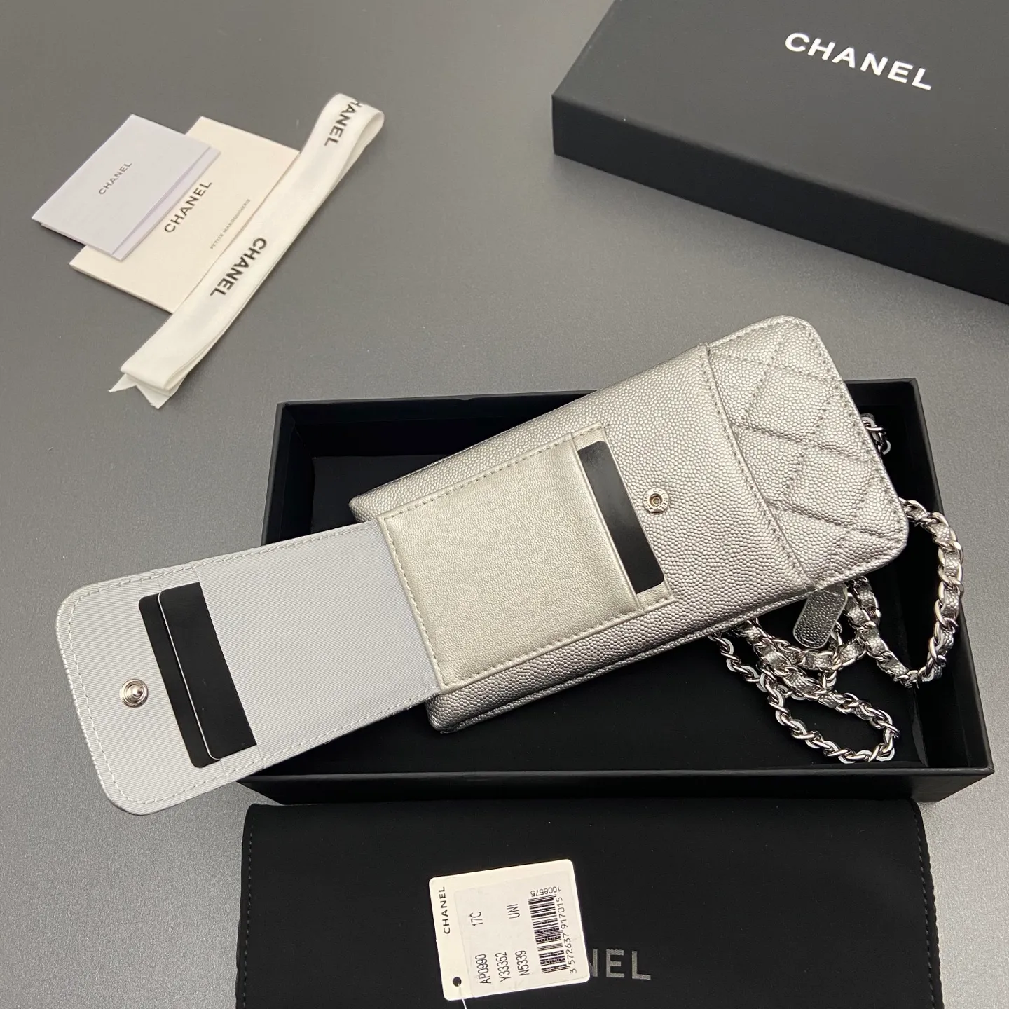 Xiaoxiang imported Italian grain cowhide Item number: A0990 Price: 540 Color: silver fine ball pattern silver buckle Size: w18.5×h9×d3cm