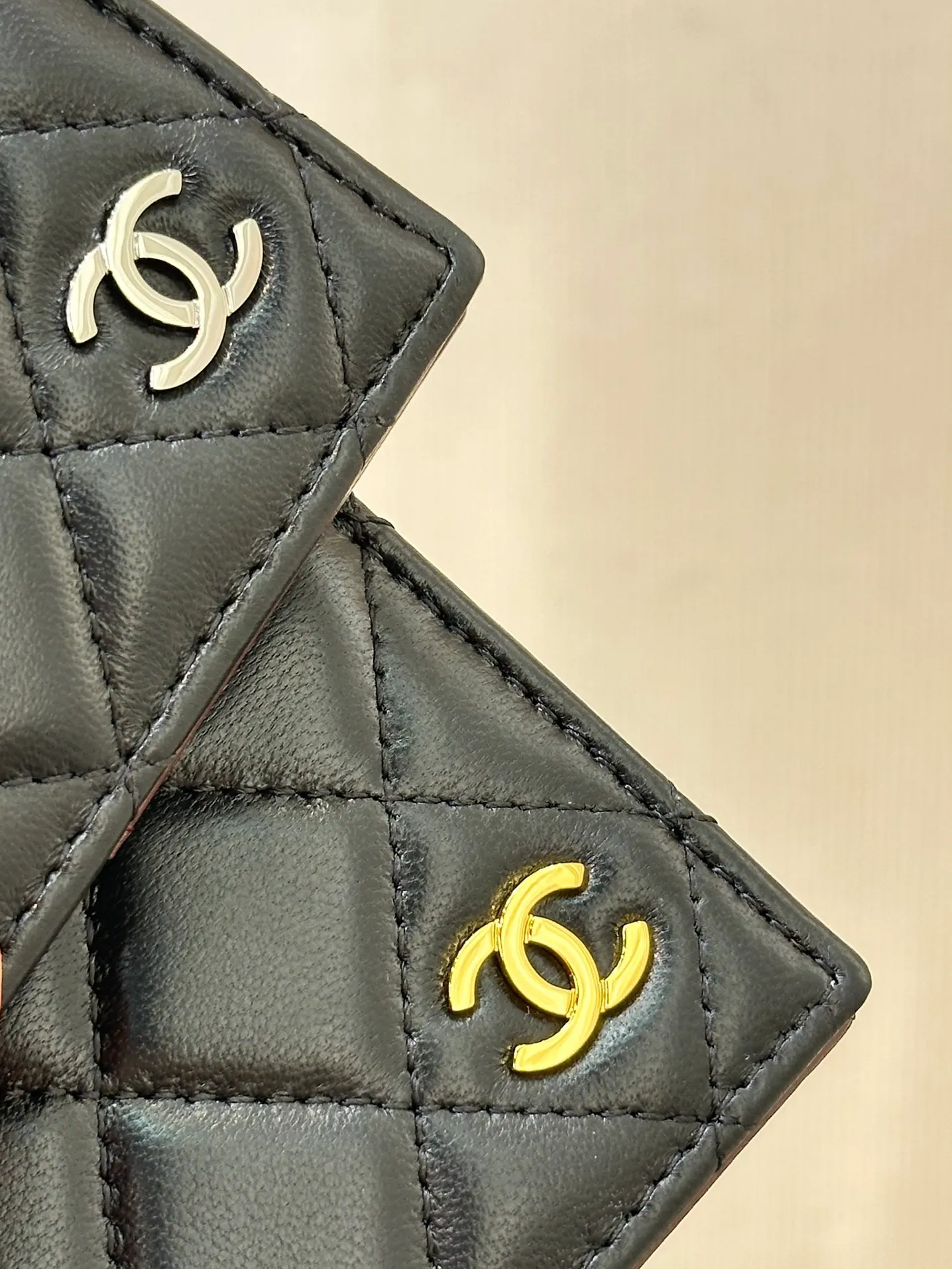 80385 black gold and black silver, classic style, classic double C embellishment on the outer opening and closing part, 24K real gold plating, smooth and delicate! Feel free to compare any details!