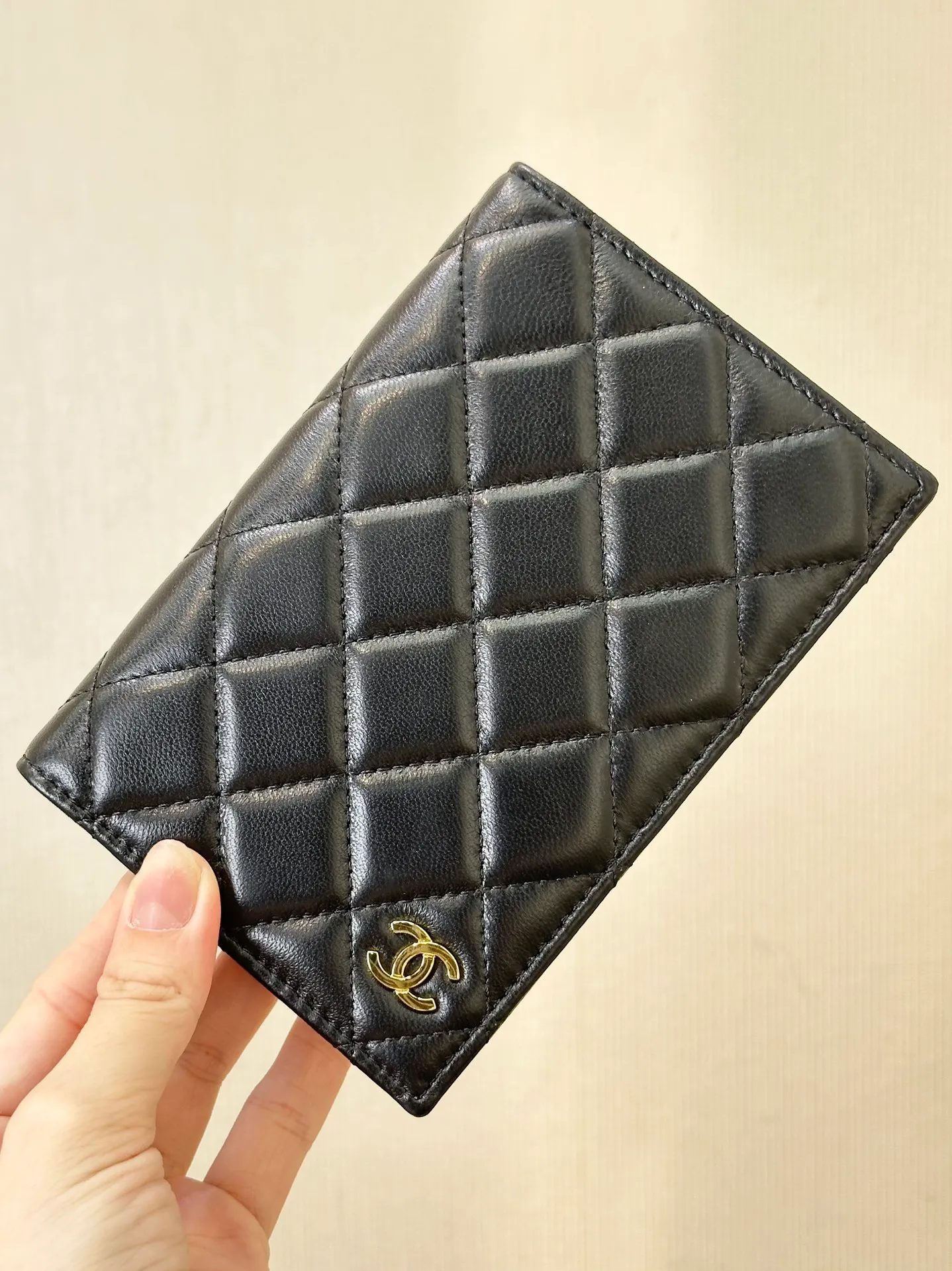 80385 black gold and black silver, classic style, classic double C embellishment on the outer opening and closing part, 24K real gold plating, smooth and delicate! Feel free to compare any details!