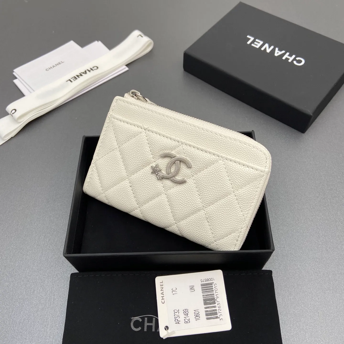25b new series caviar cowhide with stars ⭐logo shiny blingblibg~zipper bag card holder series 6 card slots, 1 zipper bag Item number: A 3732 Price: 360 Size: w13×h8.5×d2cm Color: white fine ball pattern silver star hardware