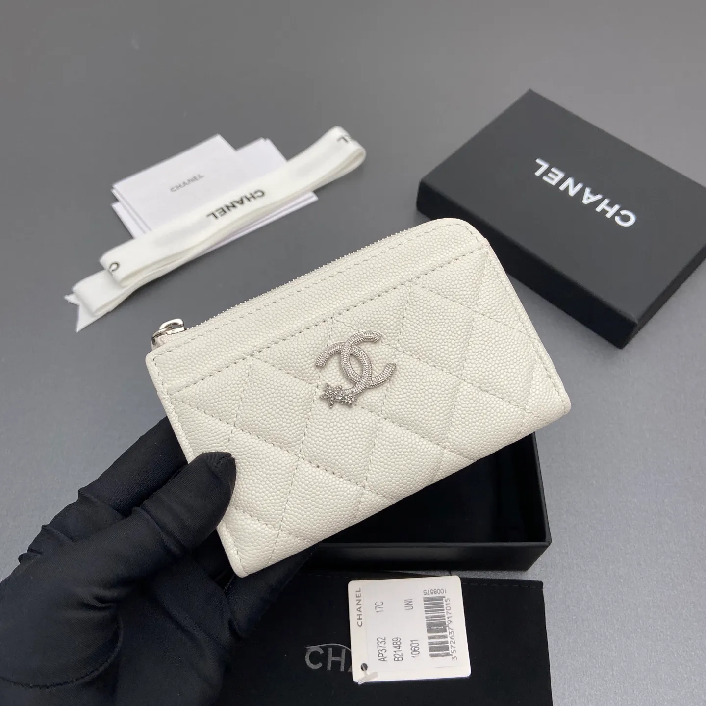 25b new series caviar cowhide with stars ⭐logo shiny blingblibg~zipper bag card holder series 6 card slots, 1 zipper bag Item number: A 3732 Price: 360 Size: w13×h8.5×d2cm Color: white fine ball pattern silver star hardware