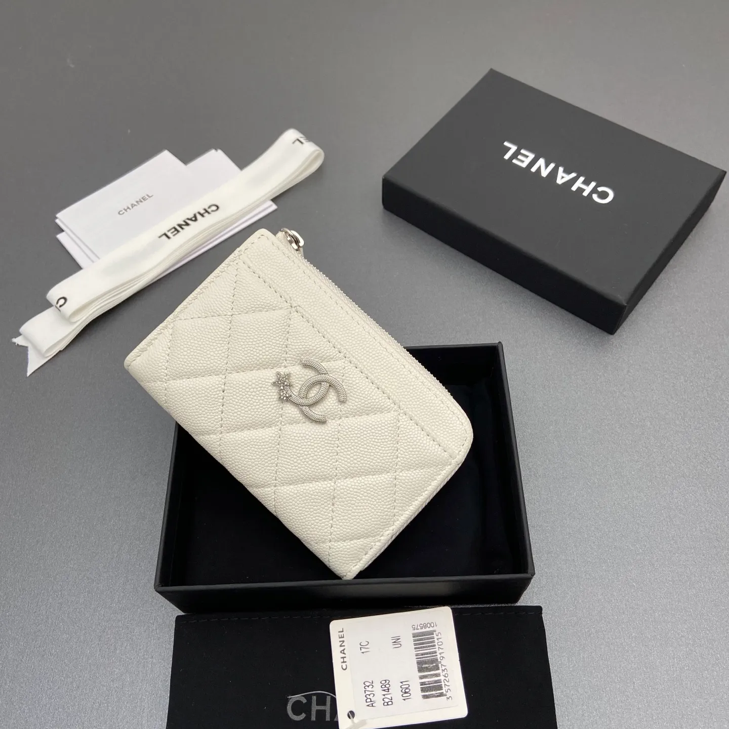 25b new series caviar cowhide with stars ⭐logo shiny blingblibg~zipper bag card holder series 6 card slots, 1 zipper bag Item number: A 3732 Price: 360 Size: w13×h8.5×d2cm Color: white fine ball pattern silver star hardware