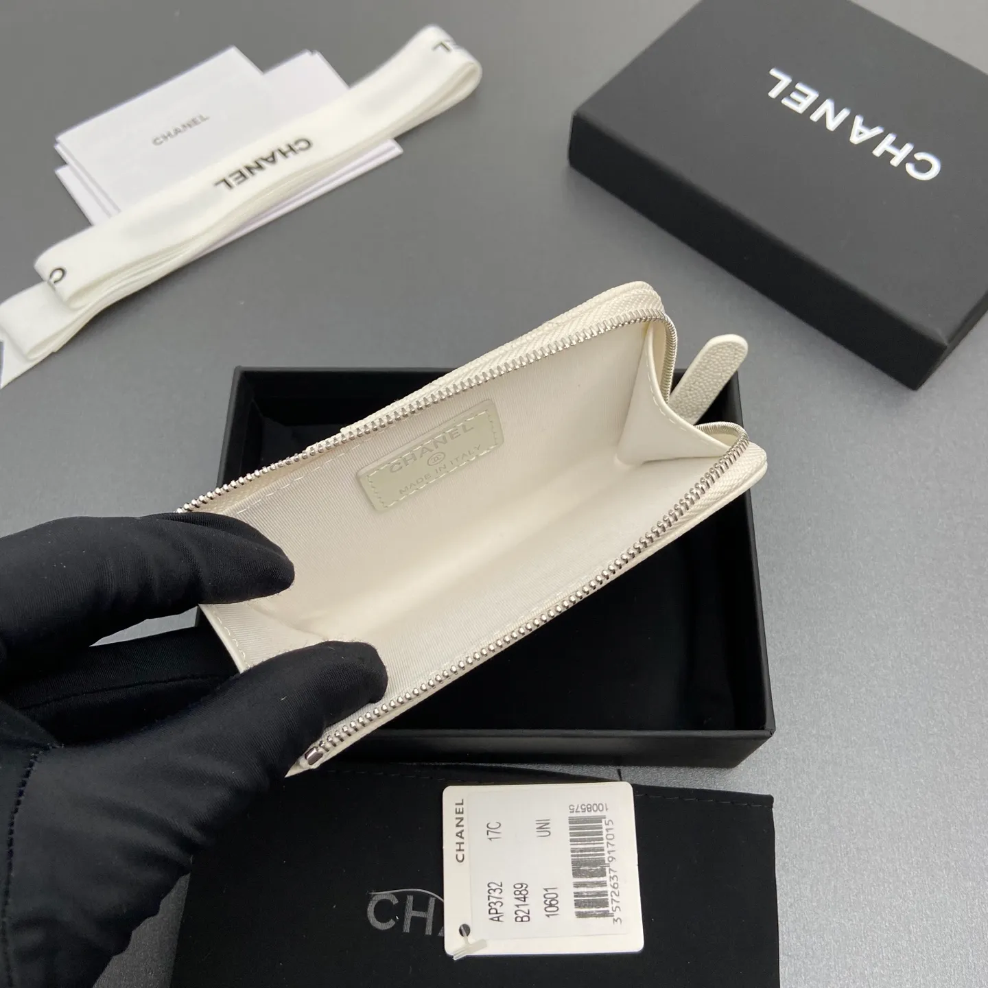 25b new series caviar cowhide with stars ⭐logo shiny blingblibg~zipper bag card holder series 6 card slots, 1 zipper bag Item number: A 3732 Price: 360 Size: w13×h8.5×d2cm Color: white fine ball pattern silver star hardware