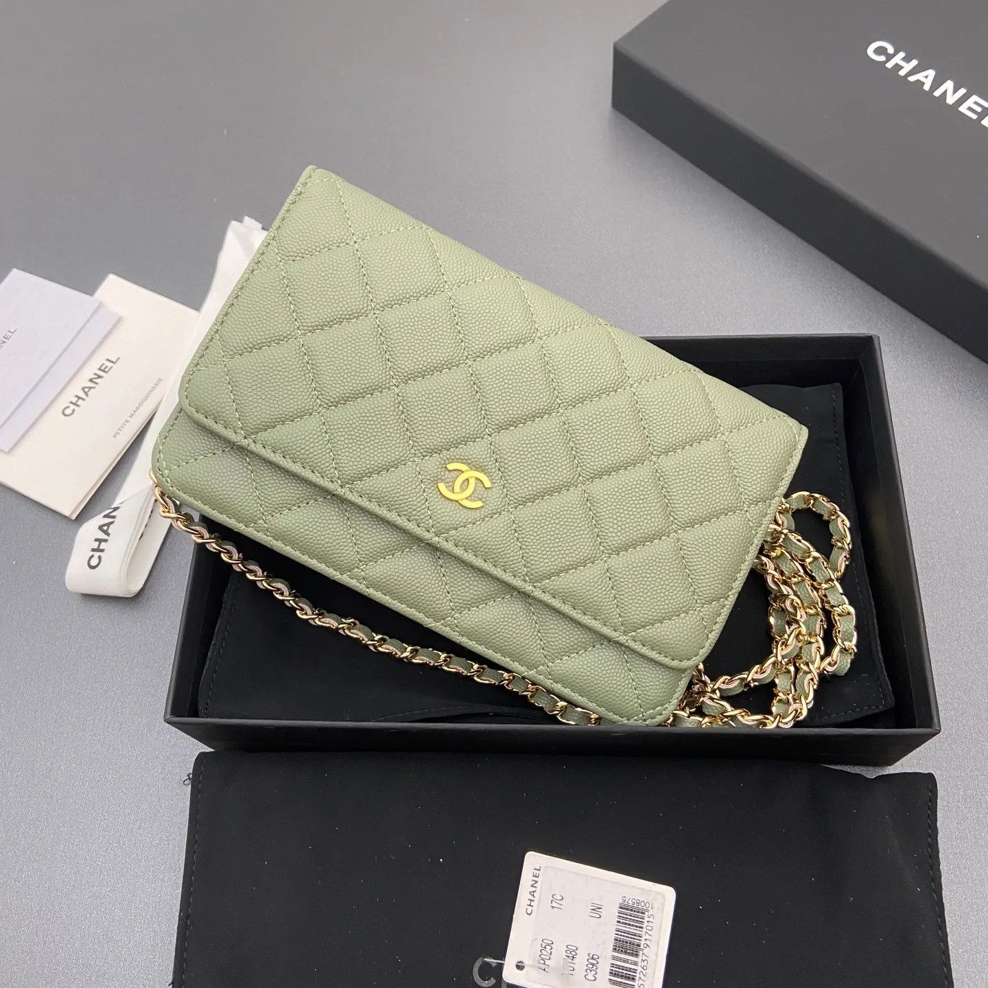 Xiaoxiang imported Italian caviar cowhide Item number: A0250 Price: 640 Size: w20×h13×d3.5cm Color: Greek green fine ball pattern golden steel mark