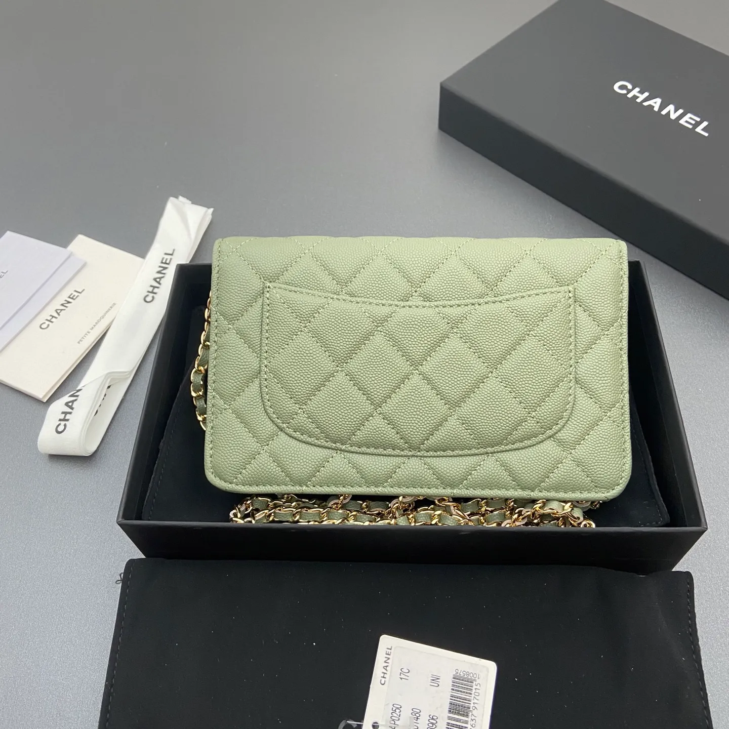 Xiaoxiang imported Italian caviar cowhide Item number: A0250 Price: 640 Size: w20×h13×d3.5cm Color: Greek green fine ball pattern golden steel mark