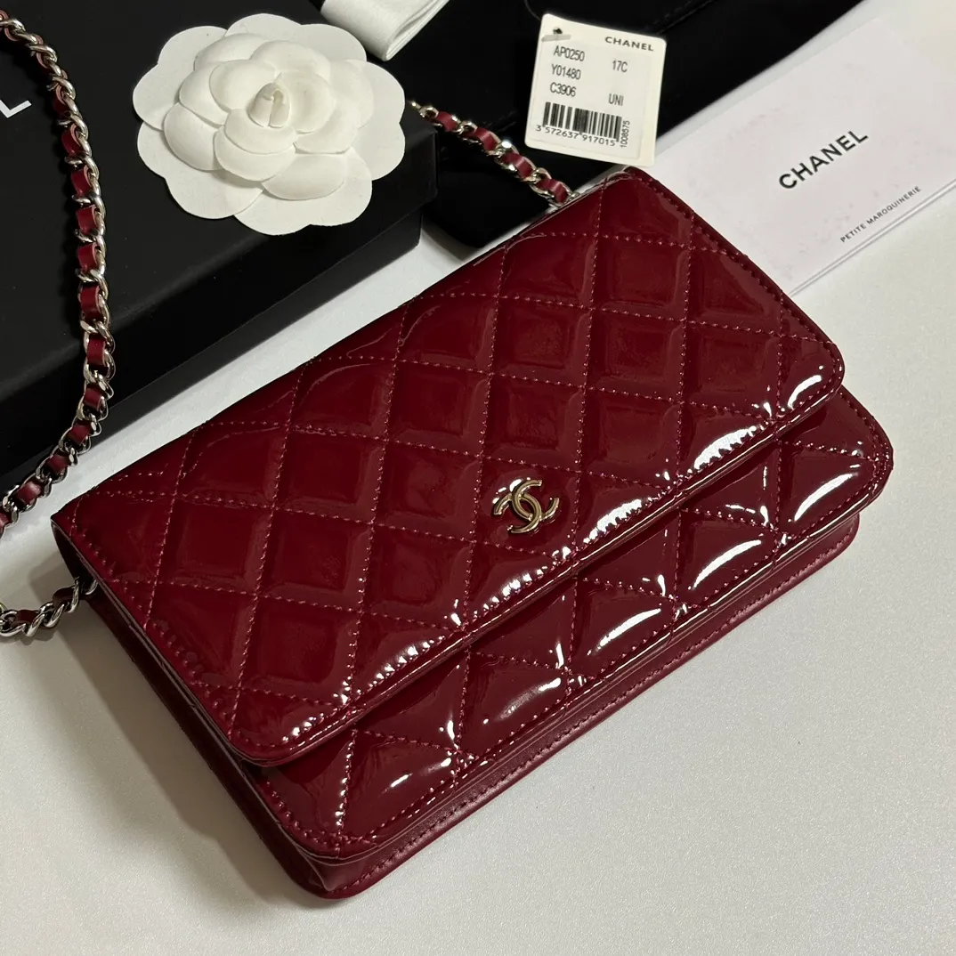 💰640 upgraded version of CHANE WOC chain bag💦Model number Ap500! ! ! Different from the previous classics, the current model uses suction buckles, which is more convenient.... One piece of leather to the end [Color] [Color] [Color] Top leather hardware, original quality! The details are so beautiful and the complete package! Size 19.5*12*3.5cm