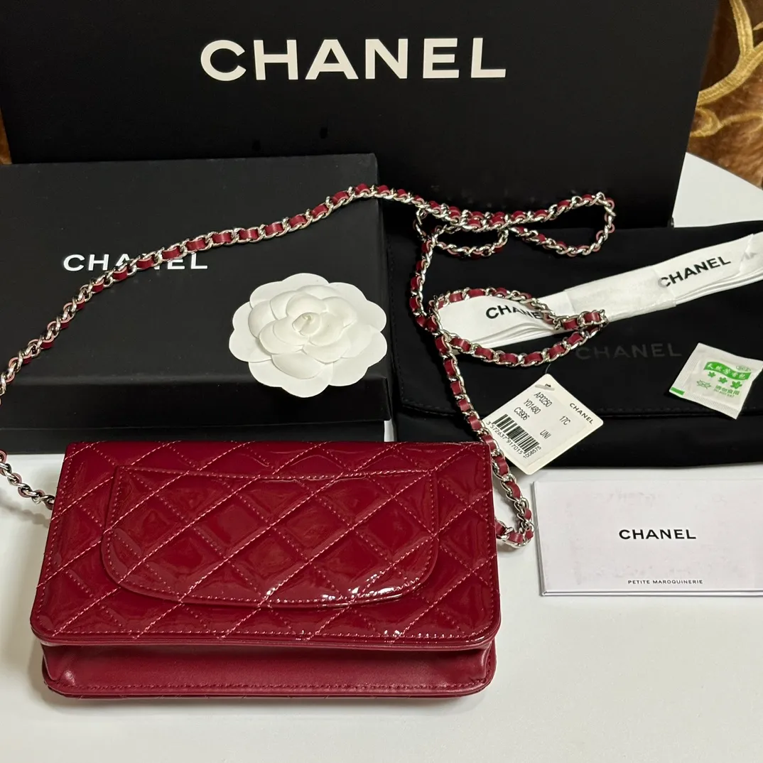 💰640 upgraded version of CHANE WOC chain bag💦Model number Ap500! ! ! Different from the previous classics, the current model uses suction buckles, which is more convenient.... One piece of leather to the end [Color] [Color] [Color] Top leather hardware, original quality! The details are so beautiful and the complete package! Size 19.5*12*3.5cm