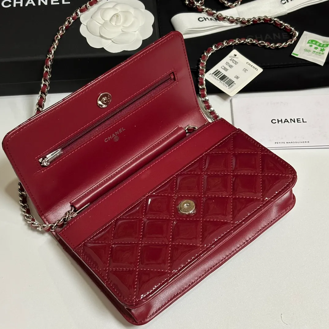 💰640 upgraded version of CHANE WOC chain bag💦Model number Ap500! ! ! Different from the previous classics, the current model uses suction buckles, which is more convenient.... One piece of leather to the end [Color] [Color] [Color] Top leather hardware, original quality! The details are so beautiful and the complete package! Size 19.5*12*3.5cm