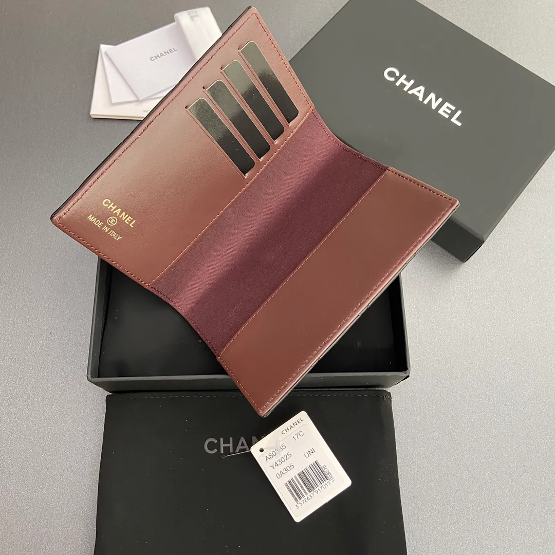 [Special grade hardware original leather] ¥300 Jin Xiaoxiang passport holder series Quilted card holder with iconic metal logo Gold tone metal hardware, special Italian imported leather 4 card slots, 1 passport holder Number: 80385 Size: w10×h15×d2cm
