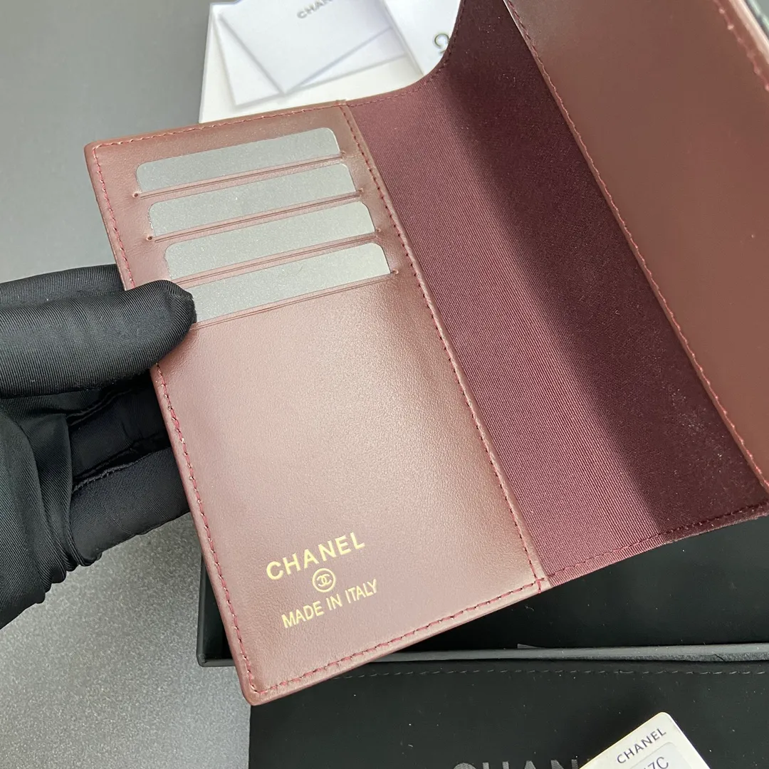 [Special grade hardware original leather] ¥300 Jin Xiaoxiang passport holder series Quilted card holder with iconic metal logo Gold tone metal hardware, special Italian imported leather 4 card slots, 1 passport holder Number: 80385 Size: w10×h15×d2cm