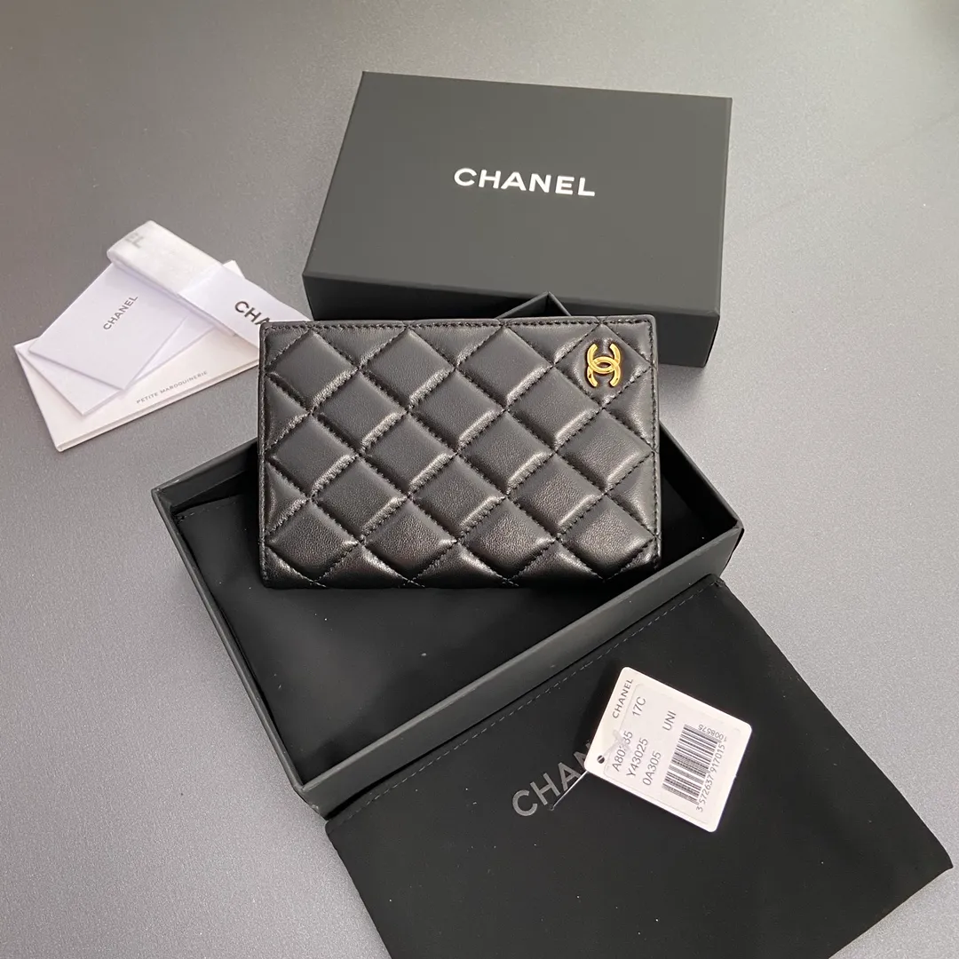 [Special grade hardware original leather] ¥300 Jin Xiaoxiang passport holder series Quilted card holder with iconic metal logo Gold tone metal hardware, special Italian imported leather 4 card slots, 1 passport holder Number: 80385 Size: w10×h15×d2cm