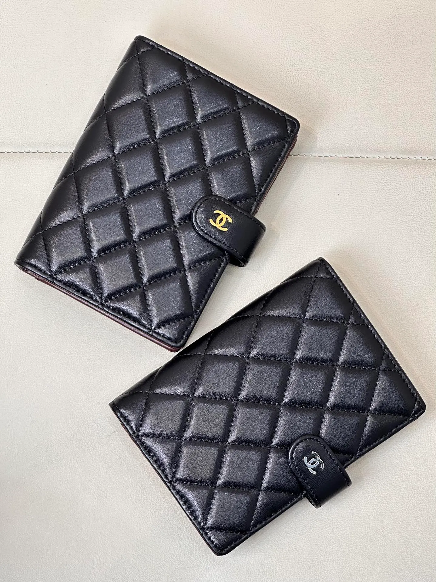 96066 Here comes another classic small fragrance passport holder! zg’s latest passport holder, you no longer need to carry your passport naked! A good-looking passport holder is not only practical, but also shows your personality, reflecting your personal taste and perception of life! This is something that everyone needs and can be obtained with almost no hesitation! Lambskin leather and gold and silver hardware, classic fragrant granny diamond style, each grid is full, all the hardware zipper details are the same as those at the counter, very powerful details, impeccable workmanship, insisting on high quality, the design is also very powerful, there is also a card slot inside, you can put your passport and ID card, all kinds of cards can be used, very convenient and practical Size: 14-10cm